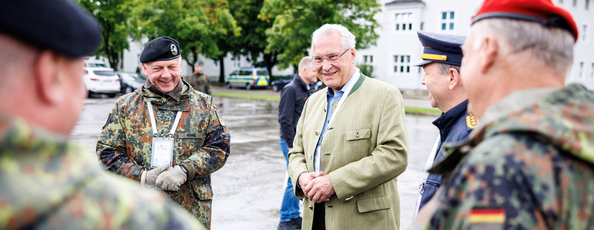 Innenminister Joachim Herrmann mit Bundeswehrsoldaten und Polizisten