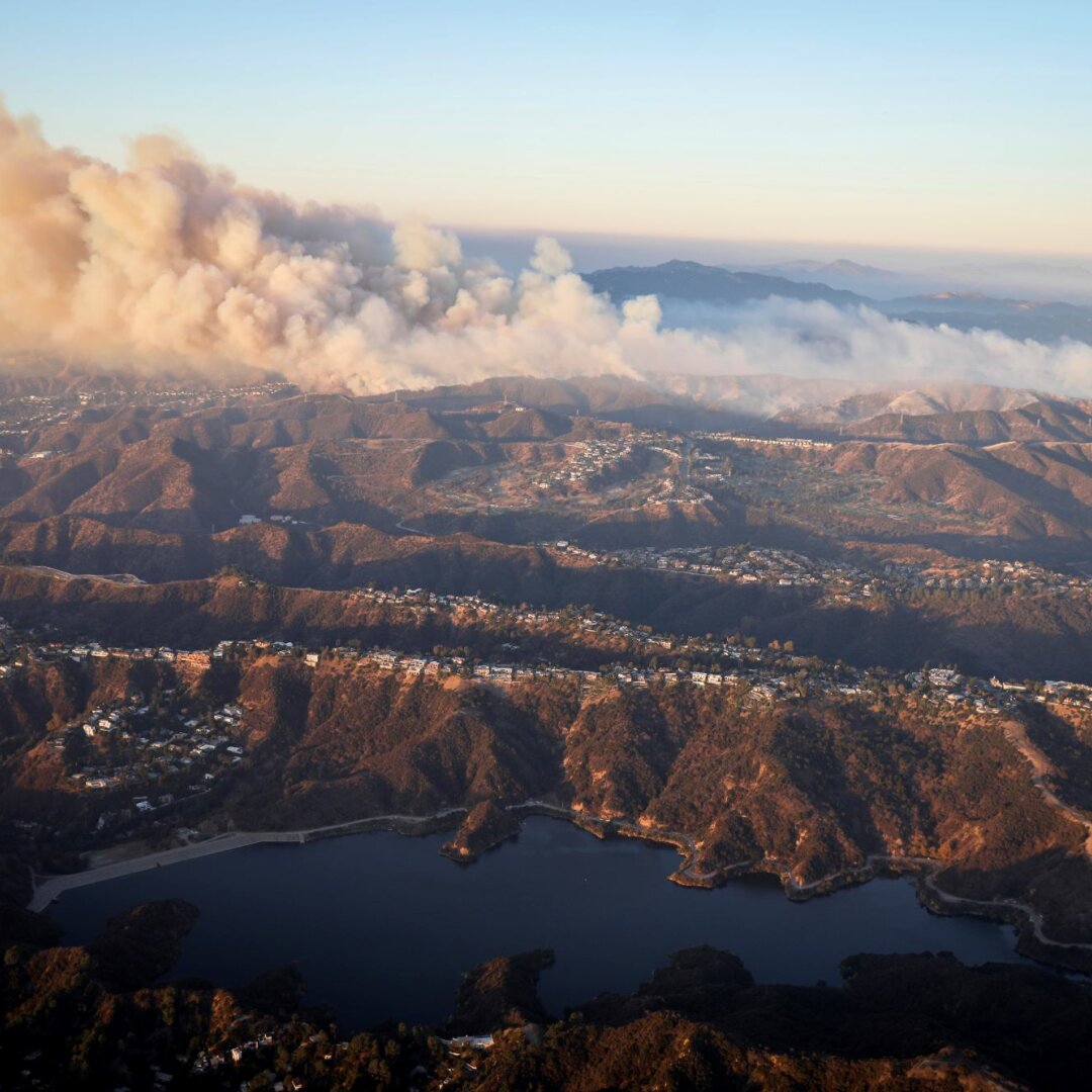 Auf dem Bild ist eine Luftaufnahme von den schweren Waldbränden in der Gegend um Los Angeles zu sehen.