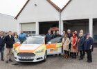 Gruppenfoto der Einsatzkräfte des Arbeiter-Samariter-Bundes Erlangen mit Innenminister Herrmann und Rettungsauto 