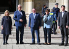 Nahaufnahme: Nebeneinander stehen Frau Herrmann, Herr Staatsminister Herrmann, Herr Staatssekretär a.D. Eck, Frau Eck und Herr Staatssekretär Kirchner vor der Allerheiligen Hofkirche.