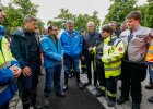 Gruppenbild im Gespräch mit EInsatzkräften