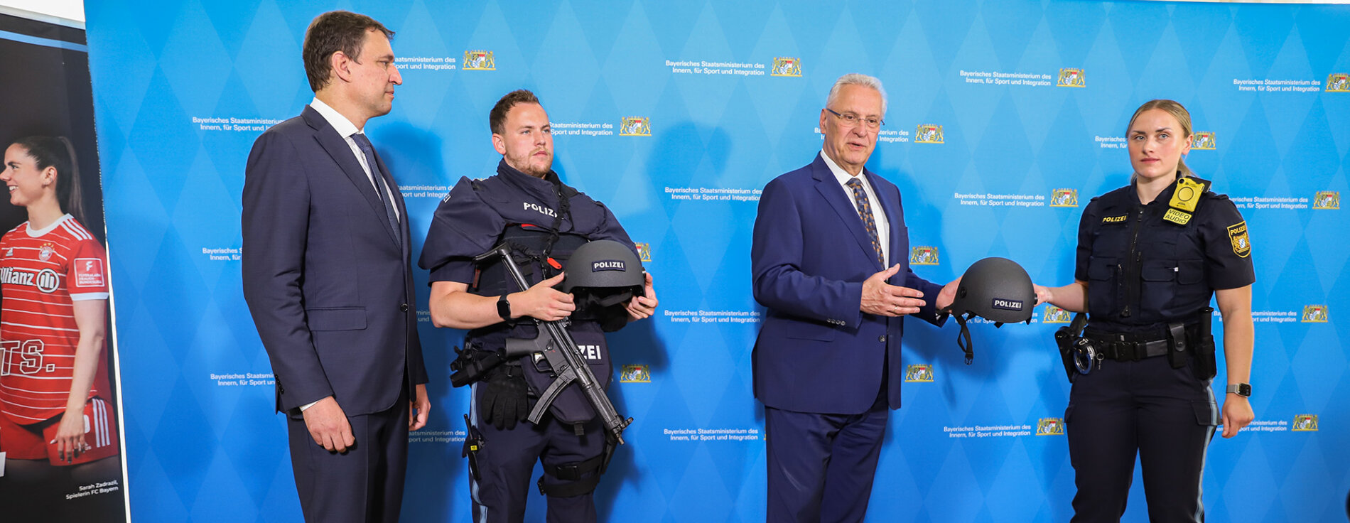 Herrmann und Eisenreich präsentieren mit zwei Polizeibeamten die Schutzausrüstung