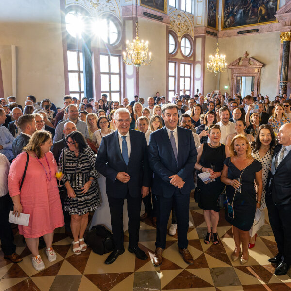 Foto in die Gruppe, ganz vorne Ministerpräsident Dr. Markus Söder und Innenminister Joachim Herrmann