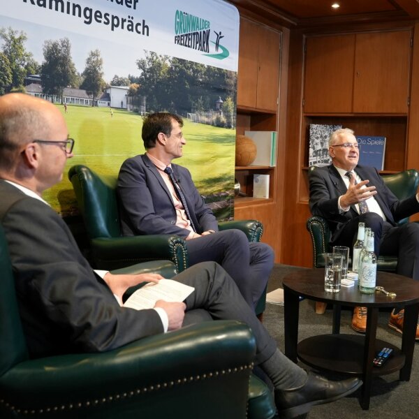 Auf dem Bild ist Innenminister Joachim Herrmann bei der Podiumsdiskussion anlässlich des Grünwalder Kamingesprächs zu sehen.