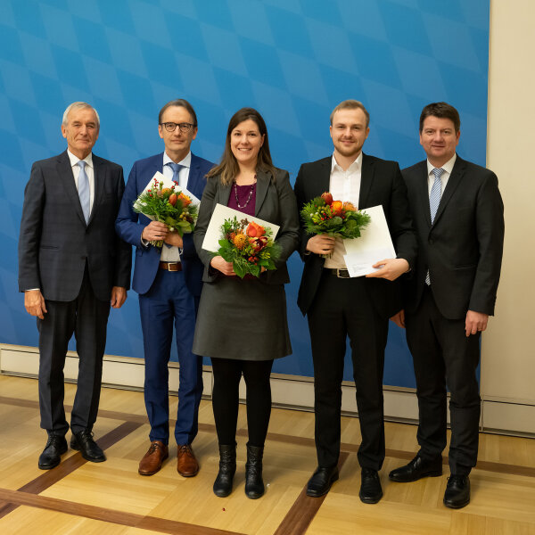 Gruppenfoto mit Preisträgerin und Preisträgern sowie Innenstaatssekretär Kirchner und Joseph Ströbl