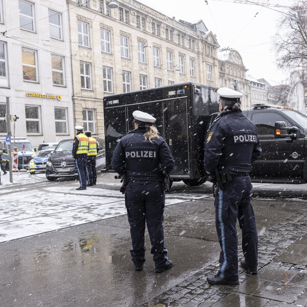 Mehrere Polizisten bei Sicherheitskontrolle von Fahrzeugen