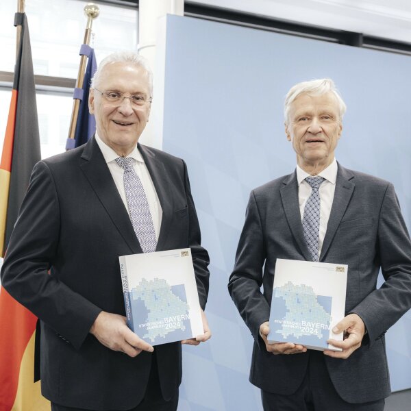 Auf dem Bild sind Innenminister Joachim Herrmann und Präsident Thomas Gößl bei der Vorstellung des Statistischen Jahrbuchs für Bayern 2024 zu sehen.