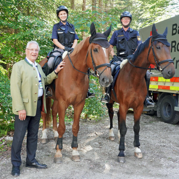 Innenminister Herrmann mit Polizeireitern