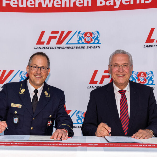 Innenminister Joachim Herrmann und LFV-Vorsitzender Johann Eitzenberger