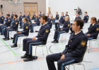 Blick auf die Polizistinnen und Polizisten in der Turnhalle, die alle mit entsprechendem Mindestabstand platziert sind.