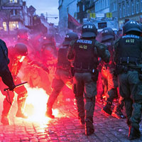 Gewalttätige Ausschreitungen bei einem Polizeieinsatz