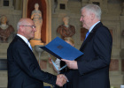 Ministerpräsident Horst Seehofer zeichnet am 3. Juli 2013 im Antiquarium der Residenz München im Rahmen einer Feierstunde 50 Persönlichkeiten, davon 20 Frauen, mit dem Bayerischen Verdienstorden aus: Dr. Günther Denzler, Litzendorf (Bezirkstagspräsident von Oberfranken, Landrat des Landkreises Bamberg)