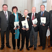 Staatssekretär Eck händigte am 27. Januar 2017 Bundesverdienstkreuze in Würzburg aus (v.l.: Staatssekretär Gerhard Eck, Anni Kropf, Gertrud Schauber, Werner Höhn, Harald Leitherer, Manfred Wetzel (Leiter des Bereichs "Sicherheit, Kommunales, Soziales" der Regierung von Unterfranken)