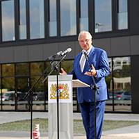 22. September 2020: Als eine wichtige Stärkung des Bereitschaftspolizeistandorts in Königsbrunn hat Bayerns Innenminister Joachim Herrmann die heuer fertiggestellte hochmoderne Raumschießanlage und das neue Unterkunftsgebäude mit zusätzlichen Lehrsälen bezeichnet. "Damit wird unsere Bereitschaftspolizeiabteilung noch leistungsfähiger", erklärte Herrmann bei der heutigen Einweihung.