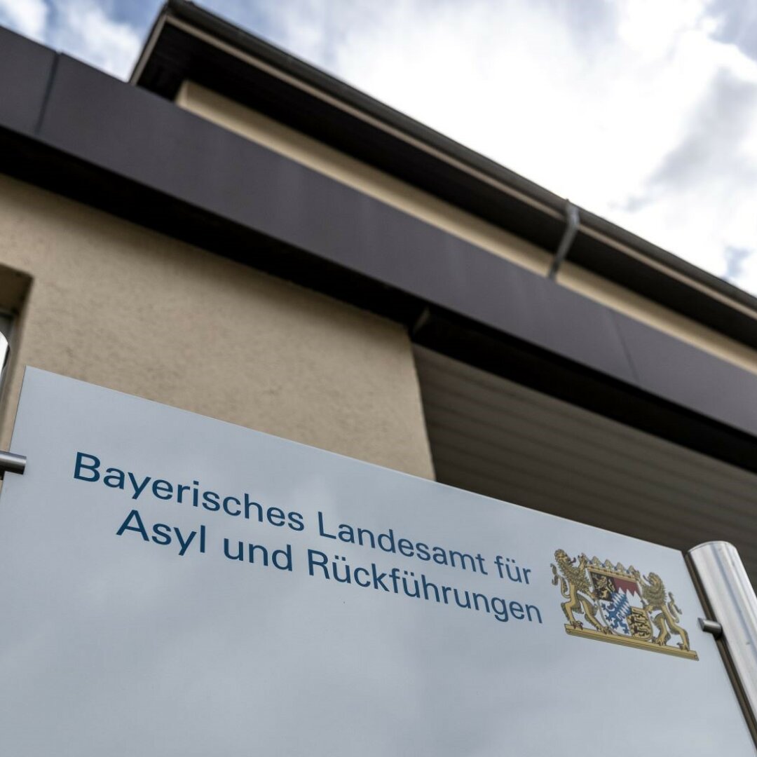 Auf dem Bild ist die Dienststelle des Bayerischen Landesamts für Asyl und Rückführungen, Dienststelle Manching, zu sehen.